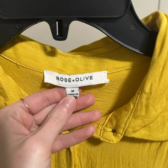 Rose + Olive Women’s Mustard Yellow Short Sleeve Button Down Blouse size Medium - Picture 3 of 5